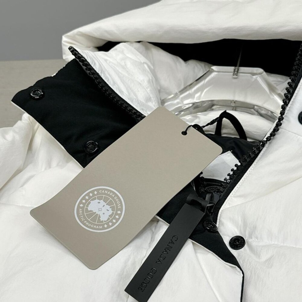 Canada Goose Hooded White Down Jacket - Picture 9 of 9